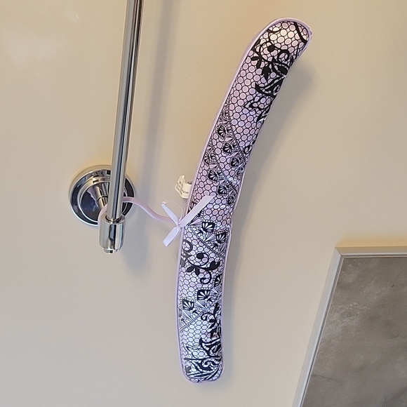 NWT 2 cushioned hangers - Picture 2 of 3